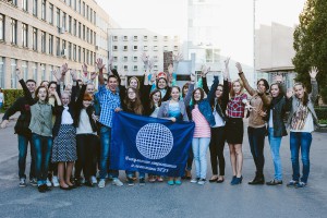 Студенты ФМк БГЭУ с флагом факультета рядом с учебными корпусами