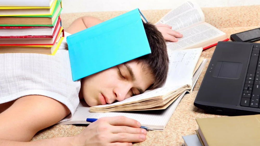 студент спит с книгой на голове
